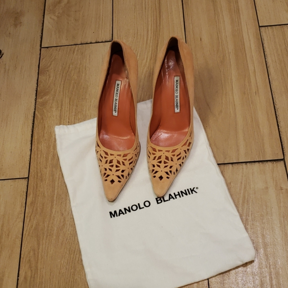 Manolo blahnik pumps pre owned peach flesh color